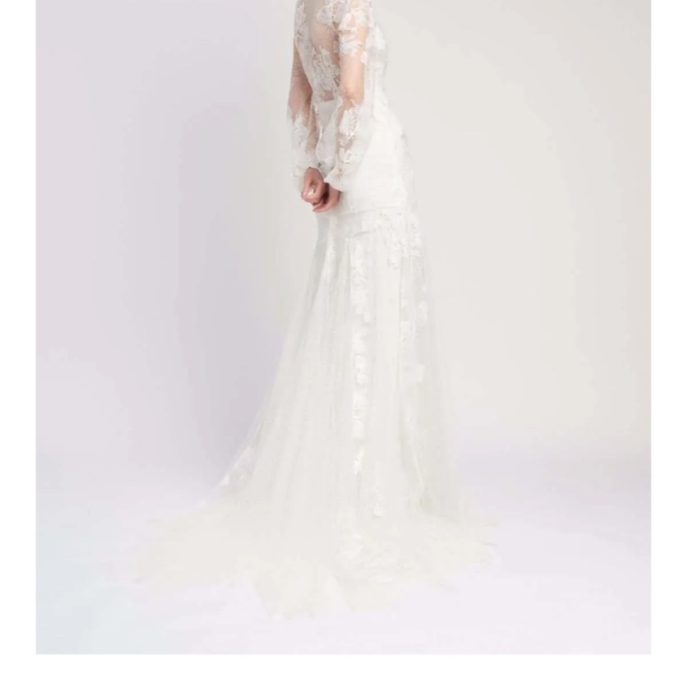 Alexandra Grecco Felix
White Lace Wedding Dress - Picture 2 of 9